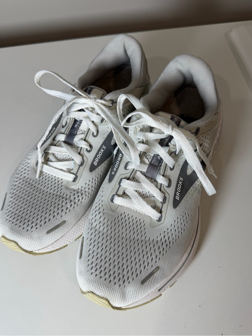 Brooks Adrenaline GTS 22 Size 10.5 Women's White and Gray Running Sneakers